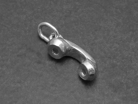 Silber Anhänger in Form eines Telefonhörers als Handyschmuck für mobile Geräte, Hersteller Juwelier Harnisch, geeignet für diverse Motive und Stilrichtungen.