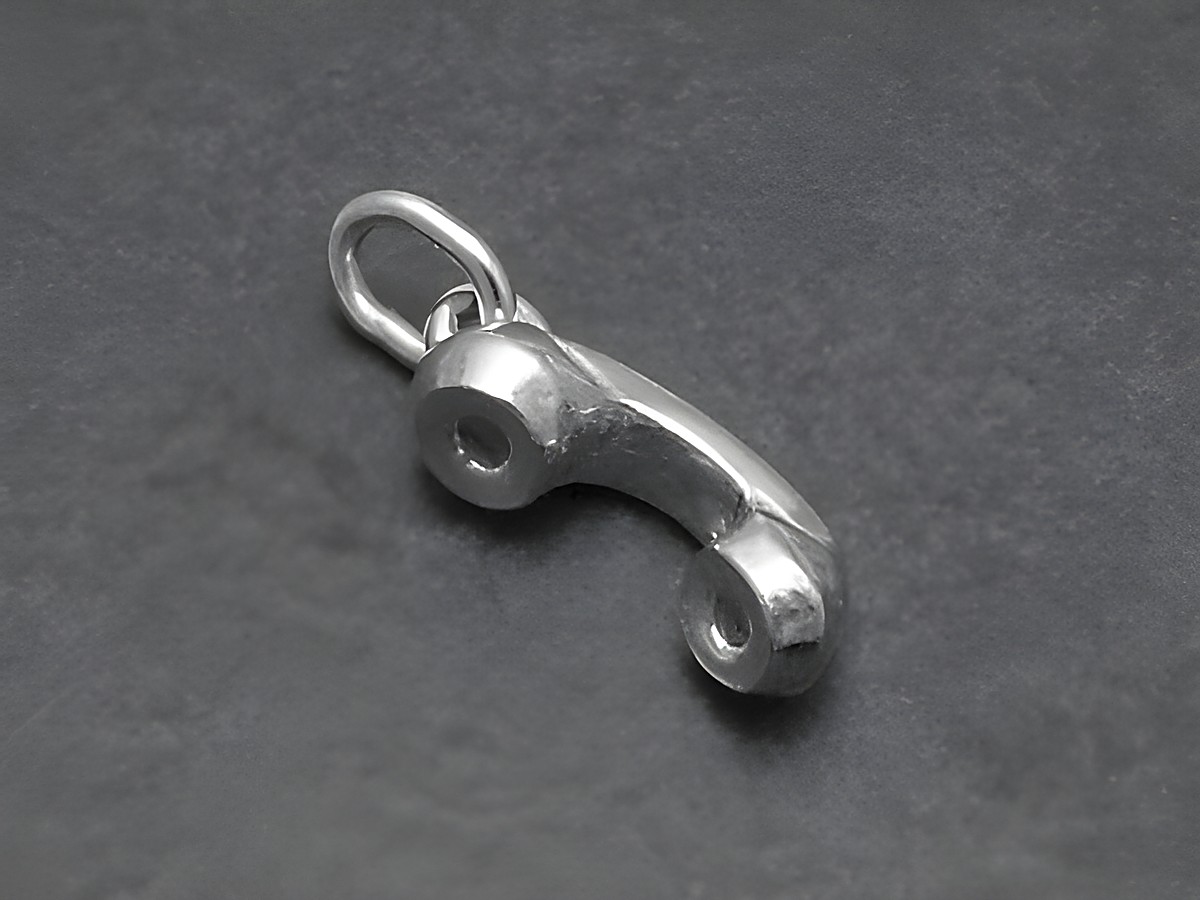 Silber Anhänger in Form eines Telefonhörers als Handyschmuck für mobile Geräte, Hersteller Juwelier Harnisch, geeignet für diverse Motive und Stilrichtungen.