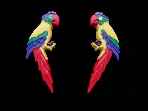 Bunte Papagei Ohrringe aus Modeschmuck mit gelbem Rücken und rotem Schwanz, hergestellt von Juwelier Harnisch, inklusive Ear Cuffs. Optimal für farbenfrohe Akzente.