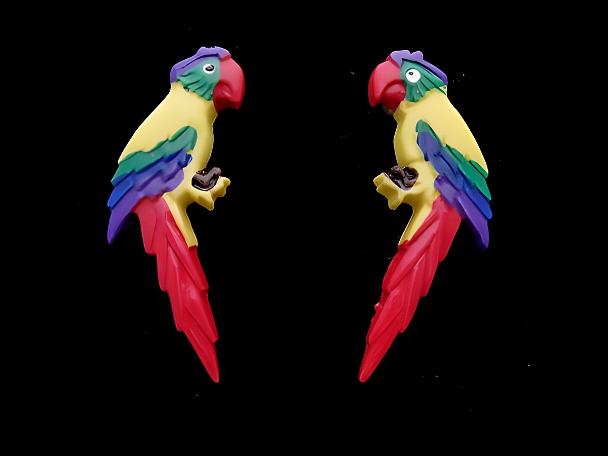 Bunte Papagei Ohrringe aus Modeschmuck mit gelbem Rücken und rotem Schwanz, hergestellt von Juwelier Harnisch, inklusive Ear Cuffs. Optimal für farbenfrohe Akzente.