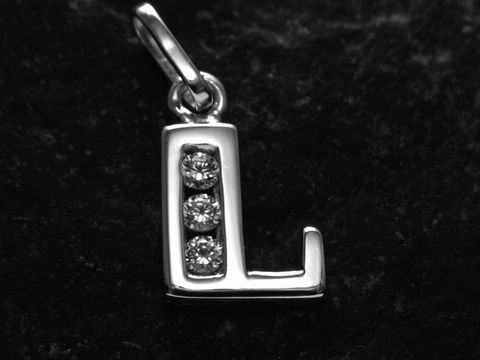 Silber rhodiniertes Anhänger in Form des Buchstabens L mit drei funkelnden Zirkonia, Hersteller Juwelier Harnisch, ideal für schmückende Akzente.