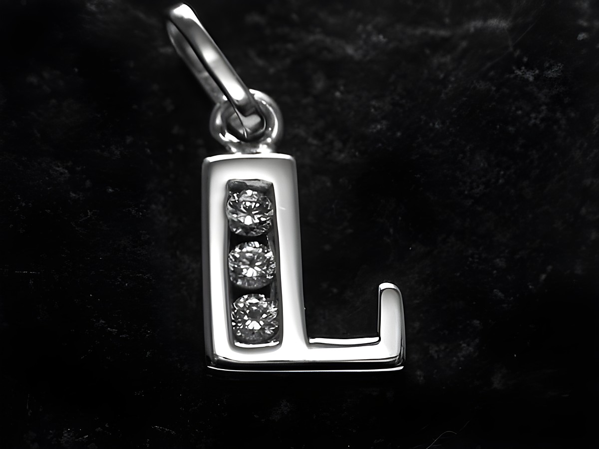 Silber rhodiniertes Anhänger in Form des Buchstabens L mit drei funkelnden Zirkonia, Hersteller Juwelier Harnisch, ideal für schmückende Akzente.