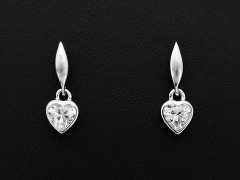 Silber Ohrringe in Herzform mit Zirkonia, rhodiniert, bezaubernd. Herstellermarke Juwelier Harnisch, Ohrhänger mit Stein, ideal für besondere Anlässe.