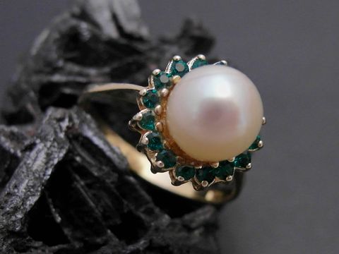 Gold Perlen Ring nostalgisch Gr. 53 7,2 mm Zuchtperle mit synthetischen Smaragden Hersteller Juwelier Harnisch bis Gr. 54 17,5.