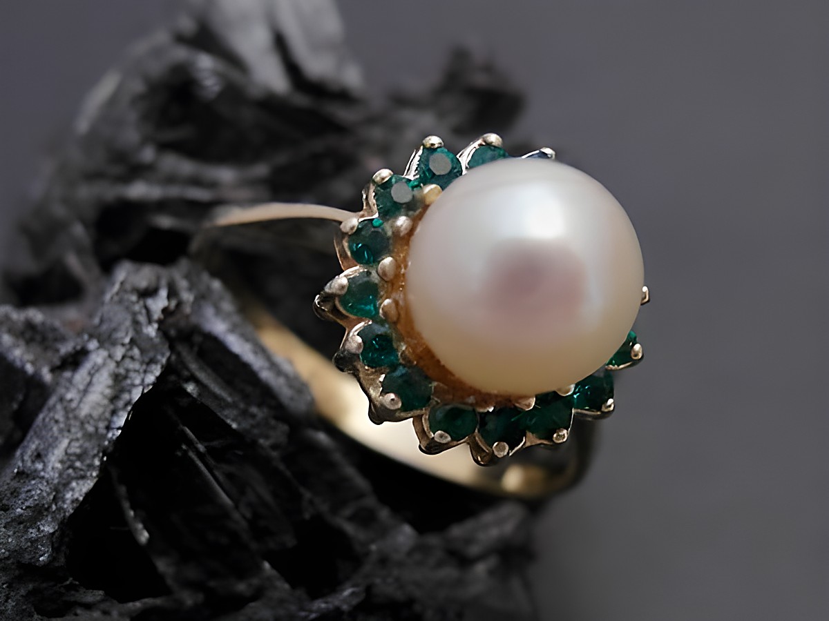 Gold Perlen Ring nostalgisch Gr. 53 7,2 mm Zuchtperle mit synthetischen Smaragden Hersteller Juwelier Harnisch bis Gr. 54 17,5.