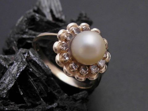 Gold Perlen Ring mit einer großen Zuchtperle in der Mitte, umgeben von Zirkonia, Größe 52, Hersteller Juwelier Harnisch, stilvolles und elegantes Design.