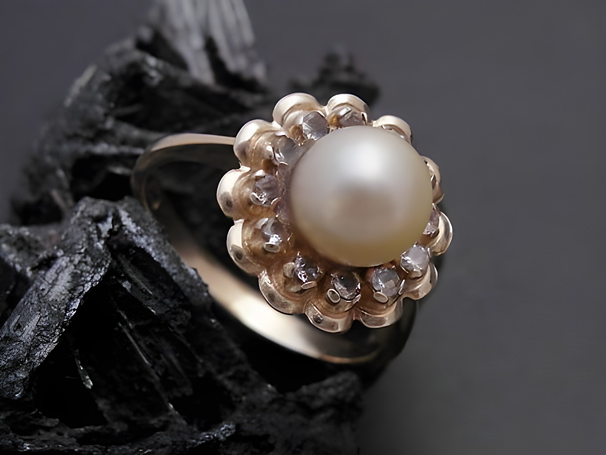 Gold Perlen Ring mit einer großen Zuchtperle in der Mitte, umgeben von Zirkonia, Größe 52, Hersteller Juwelier Harnisch, stilvolles und elegantes Design.