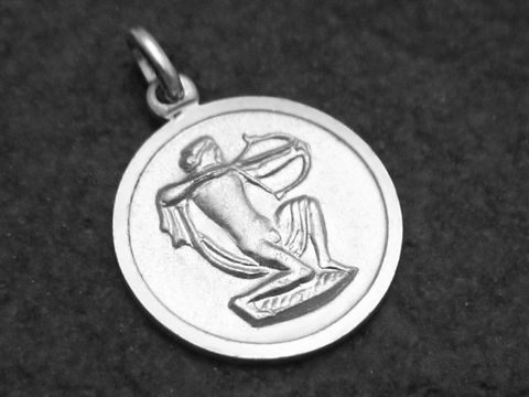 Runder Anhänger aus 925 Sterling Silber mit dem Motiv des Sternzeichens Schütze, dargestellt durch eine Figur, die mit einem Bogen zielt, Hersteller Juwelier Harnisch.