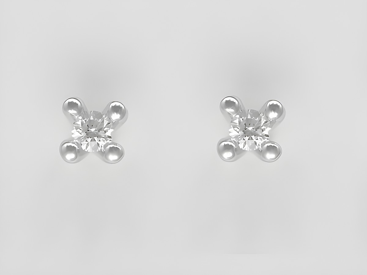 Zierliche Weißgold Ohrringe in Krappenfassung mit Brillant 0,05 ct W/Si als Stecker, Hersteller Juwelier Harnisch, elegant und zeitlos.