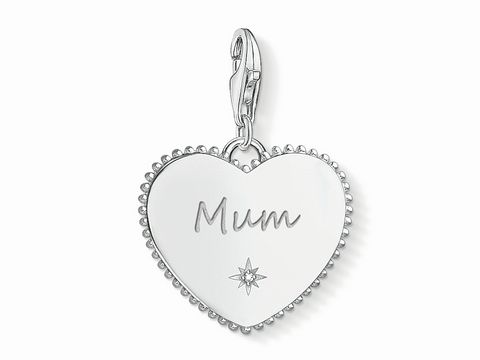 Silberner Charm-Anhänger in Herzform von Thomas Sabo mit Gravur "Mum" und feiner Verzierung einer kleinen Blume. Elegantes Design für besondere Anlässe.