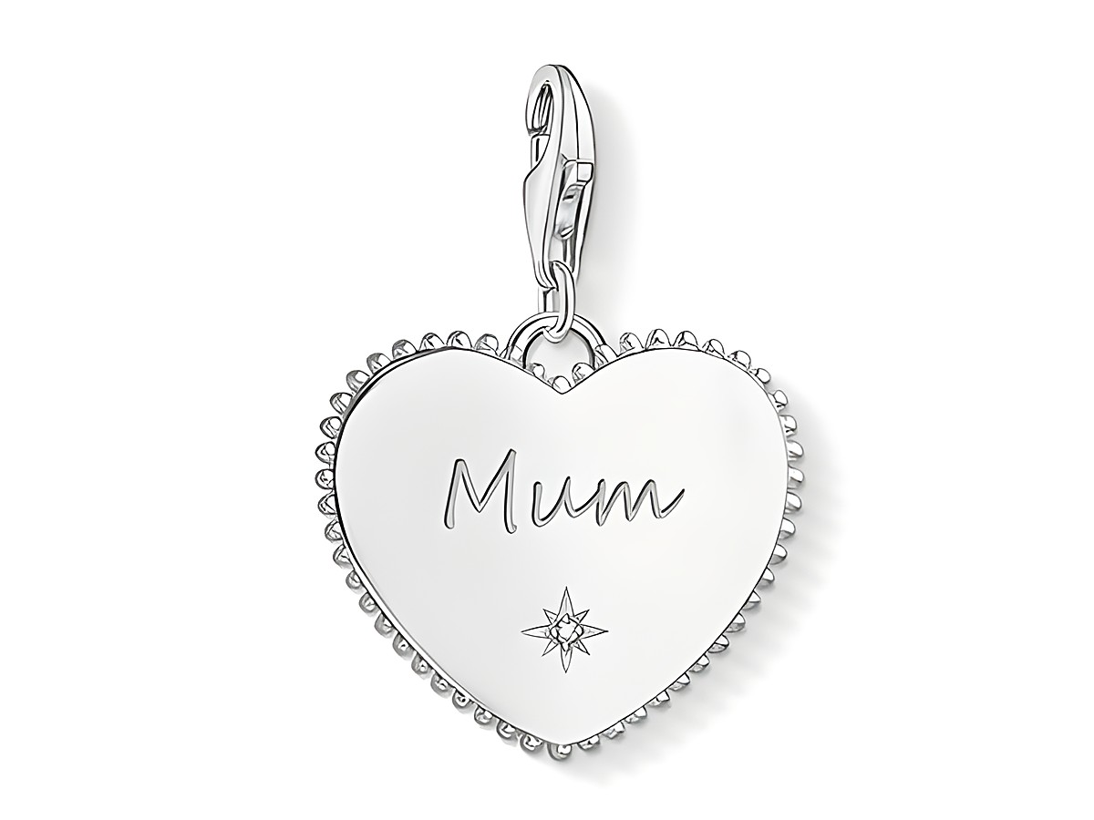 Silberner Charm-Anhänger in Herzform von Thomas Sabo mit Gravur "Mum" und feiner Verzierung einer kleinen Blume. Elegantes Design für besondere Anlässe.
