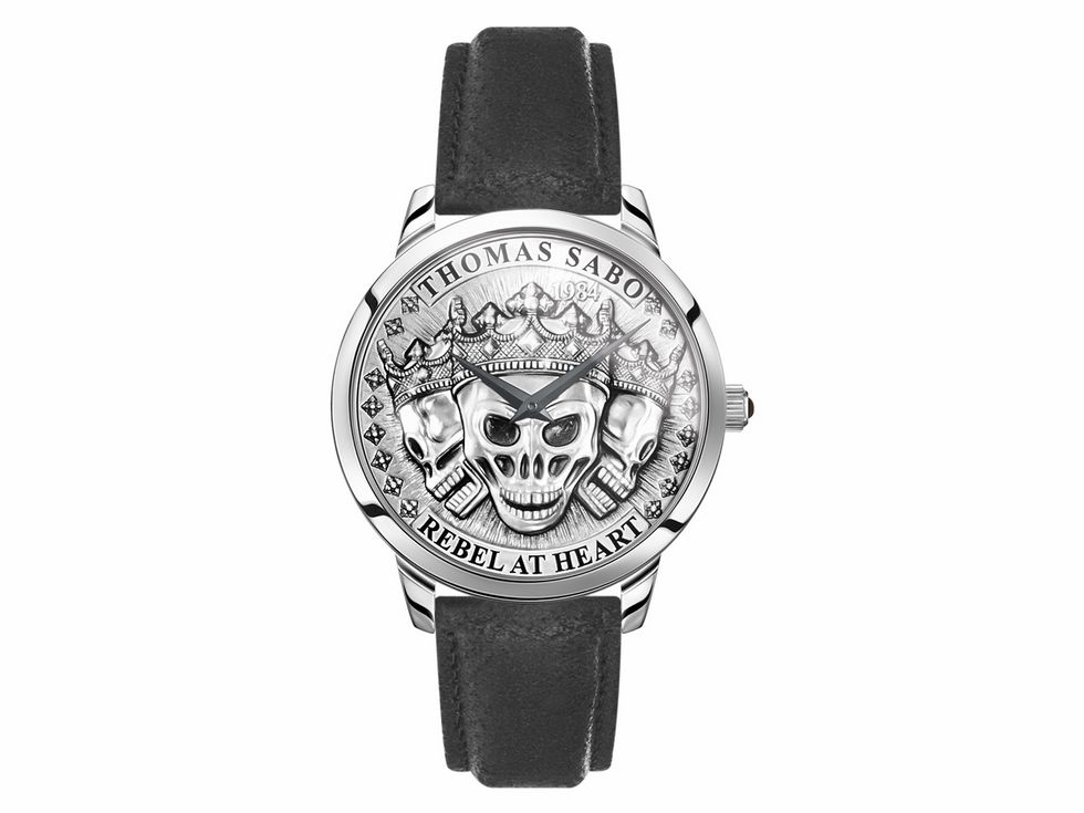 Thomas Sabo Herrenuhr WA0355-203 mit Edelstahlgehäuse und schwarzem Lederband, silberfarbenes Zifferblatt mit Totenkopf-Motiv, markant und stilvoll.