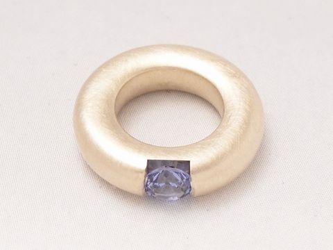 42777-0 Taufring aus Gold 333, mattiert, mit blauem Zirkonia, Hersteller Juwelier Harnisch. Elegantes und zeitloses Design, ideal als Taufgeschenk oder für besondere Anlässe.