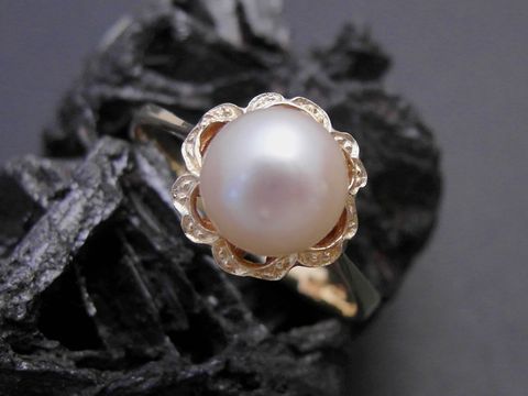 Gold Perlen Ring prächtig Gr. 54 Zuchtperle 7,2 mm Gold 585 Goldring Hersteller Juwelier Harnisch bis Gr. 54/17,5 eleganter Ring mit einer großen, schimmernden Perle in Blütenform gefasst.