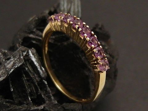 Goldring aus Gold 585 mit graziösem Design und Amethysten, Größe 56,5 bis 58. Hersteller: Juwelier Harnisch. Ideal für Schmuckliebhaber.