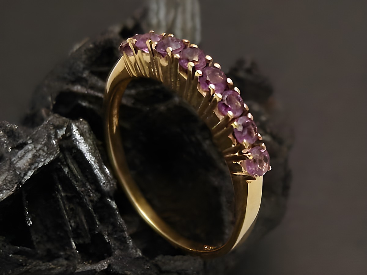 Goldring aus Gold 585 mit graziösem Design und Amethysten, Größe 56,5 bis 58. Hersteller: Juwelier Harnisch. Ideal für Schmuckliebhaber.