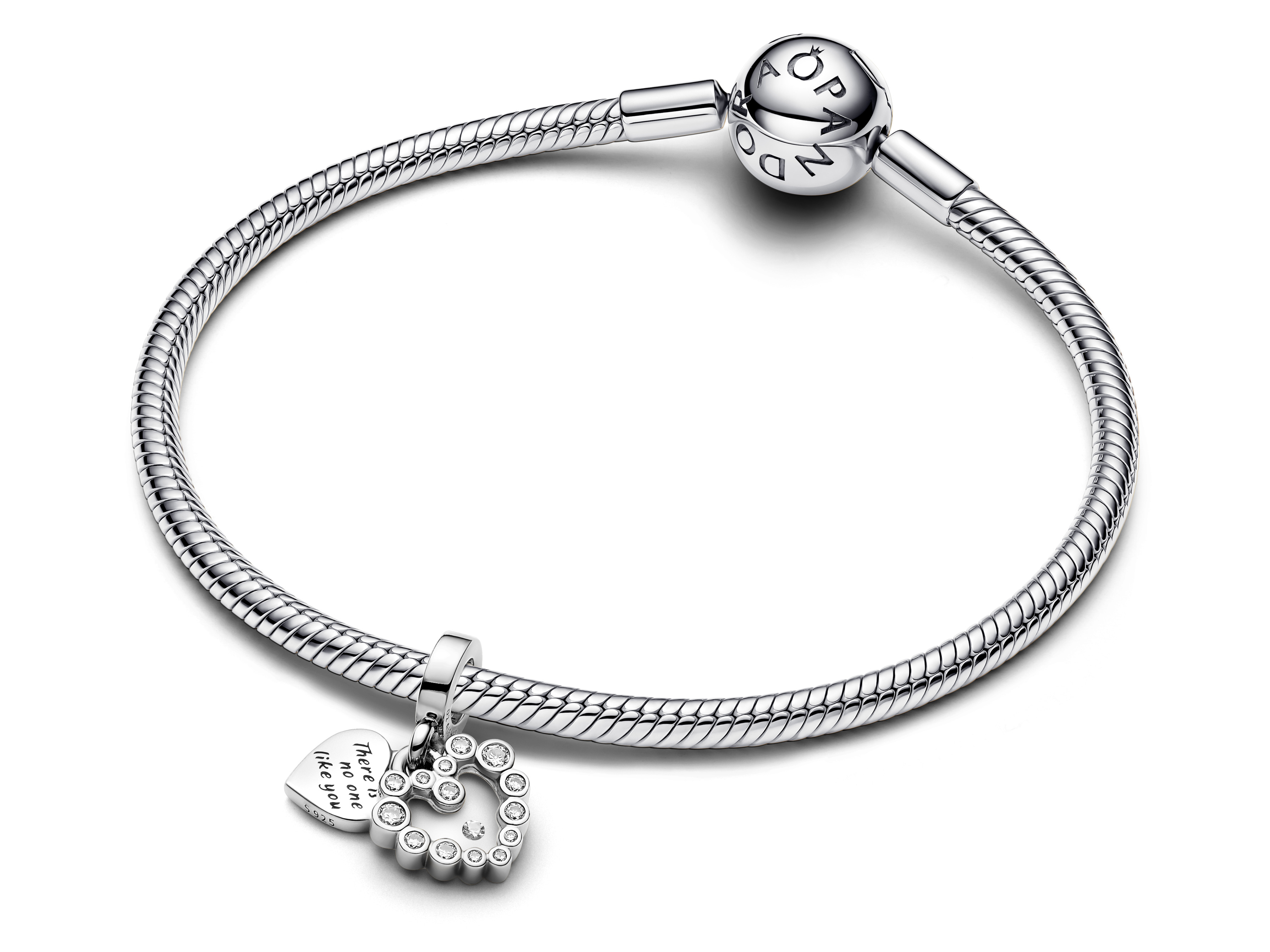 Pandora 793765C01 Charm Herz Anhänger mit der Gravur There is no one like you aus Sterling Silber mit Emaille und Zirkonia, stammt vom Hersteller Pandora und gehört zu den Neuheiten.