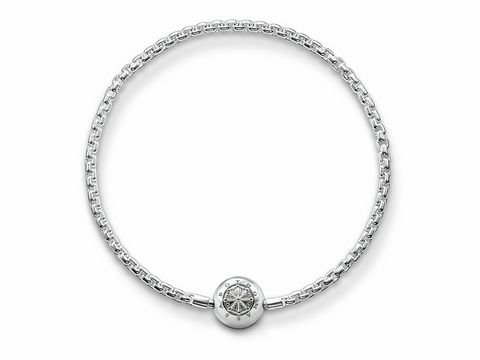 Thomas Sabo Karma Beads Armband aus Silber mit einer klassisch gestalteten Kette und einem runden Charm in der Mitte, der ein filigranes Kompass-Motiv zeigt, 24 cm lang.