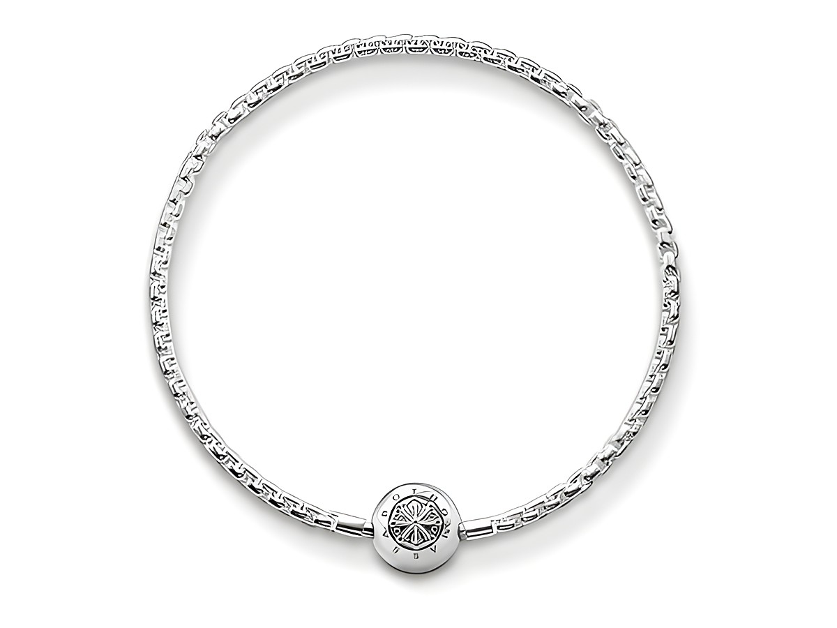 Thomas Sabo Karma Beads Armband aus Silber mit einer klassisch gestalteten Kette und einem runden Charm in der Mitte, der ein filigranes Kompass-Motiv zeigt, 24 cm lang.