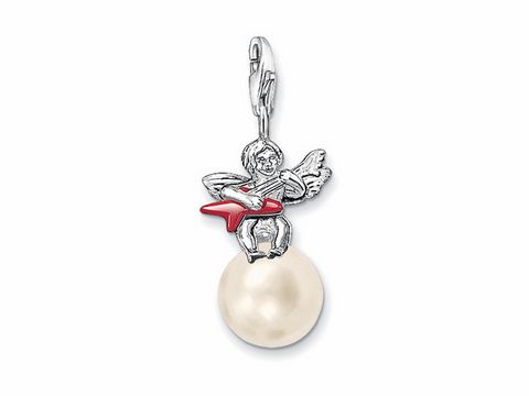 Der Thomas Sabo Charm Anhänger zeigt einen Engel mit Flügeln, der auf einer roten Fläche sitzt, kombiniert mit einer großen, schlichten Perle in Cremefarbe.