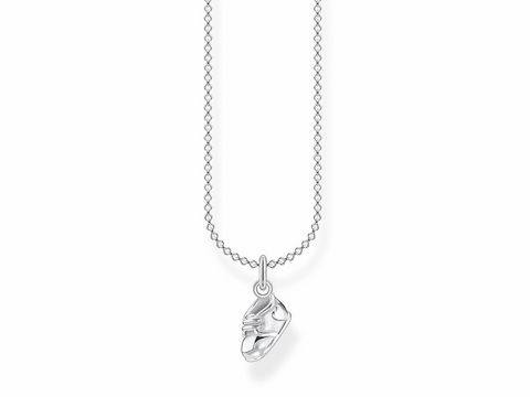 Kette mit einem silbernen Anhänger in Form eines Babyschuhs aus der Thomas Sabo Charming Collection, erhältlich in Längen von 38 bis 45 cm.