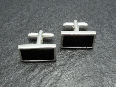 Manschettenknöpfe in Silberfarbe mit Onyx-Look vom Juwelier Harnisch, elegant und zeitlos, ideal für besondere Anlässe oder als stilvolles Accessoire für das Business-Outfit.