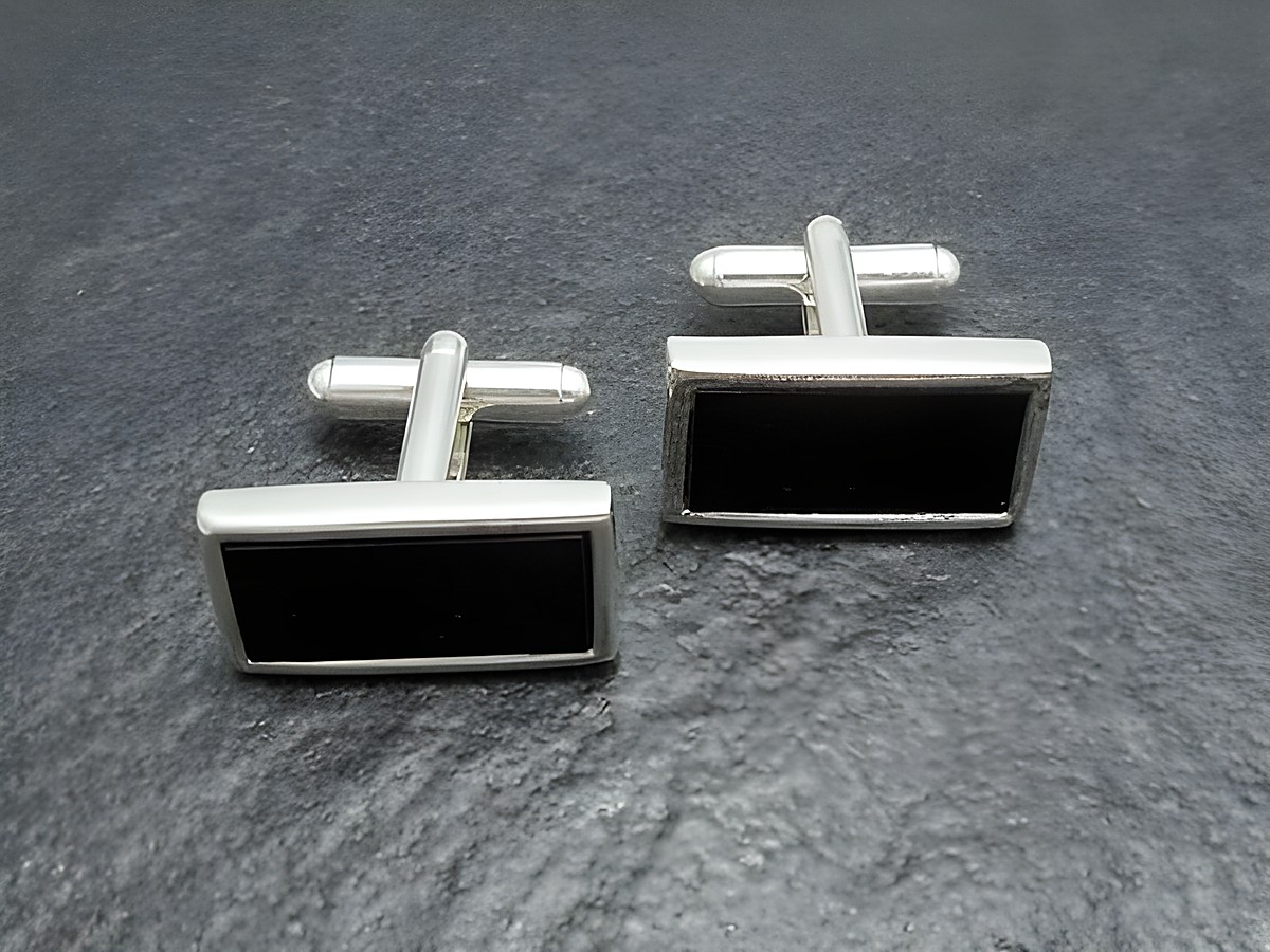 Manschettenknöpfe in Silberfarbe mit Onyx-Look vom Juwelier Harnisch, elegant und zeitlos, ideal für besondere Anlässe oder als stilvolles Accessoire für das Business-Outfit.