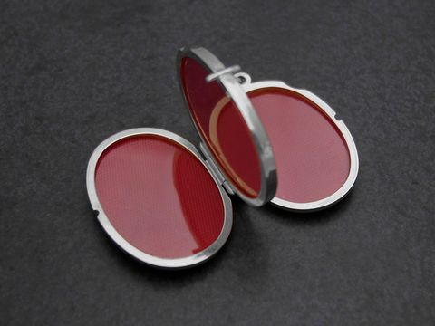 Medaillon für vier Fotos in Weißgold 585, poliert. Mit roter Innenfläche und ovaler Form, ideal zur Aufbewahrung von Erinnerungsbildern. Hersteller Juwelier Harnisch.