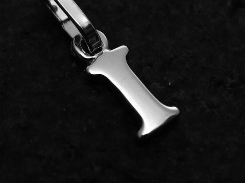 I Buchstaben Anhänger aus Weißgold 585, glänzende Oberfläche, Hersteller Juwelier Harnisch, stilvolles Design ideal für persönliche Schmuckstücke.