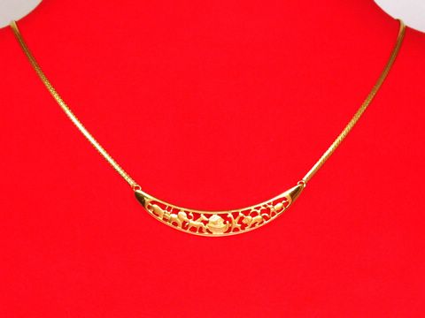 Collier Goldkette 585 mit Mittelteil Arche Noah in filigranem Design, 45 cm lang, vom Hersteller Juwelier Harnisch. Elegante Halskette auf rotem Hintergrund präsentiert.