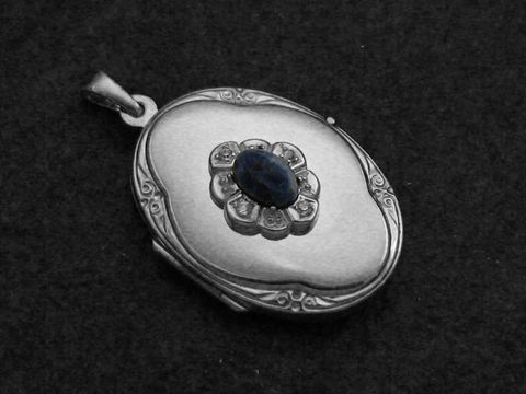 Sodalit blau Medaillon Cabochon aus Sterling Silber rhodiniert mit filigraner Darstellung, ideal für besondere Anlässe oder als elegantes Accessoire. Hersteller Juwelier Harnisch.