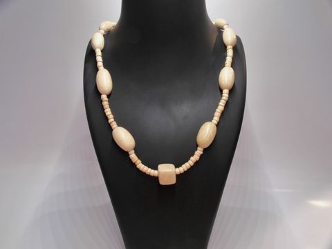 Holzkette Multiform 15 mm naturbraun 60 cm von Hersteller Juwelier Harnisch, stilvoll und elegant, ideal für jedes Outfit. Elegante Holzperlen in naturbraunem Farbton.