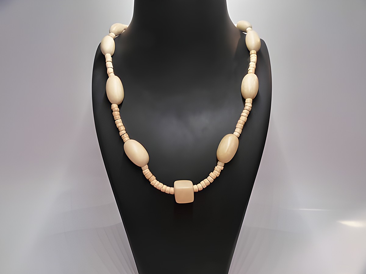 Holzkette Multiform 15 mm naturbraun 60 cm von Hersteller Juwelier Harnisch, stilvoll und elegant, ideal für jedes Outfit. Elegante Holzperlen in naturbraunem Farbton.