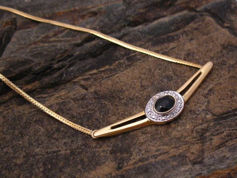 Gold Kette elegant - Gold 585 bicolor mit Saphir und Diamant, Hersteller Juwelier Harnisch, Collier Mittelteil auf Steinunterlage präsentiert.