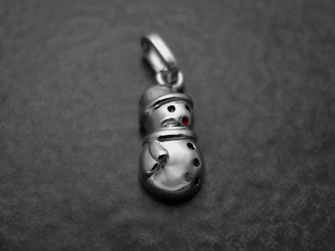 Anhänger in Form eines süßen Schneemanns aus Sterling Silber mit Lackdetails, hergestellt von Juwelier Harnisch, ideal für Kinder.