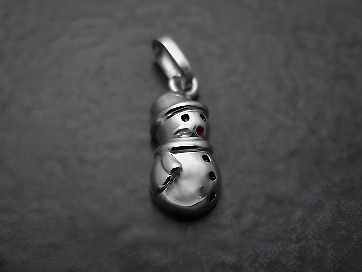 Anhänger in Form eines süßen Schneemanns aus Sterling Silber mit Lackdetails, hergestellt von Juwelier Harnisch, ideal für Kinder.
