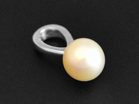 Schlichter eleganter Silber Anhänger mit einer rhodinierten Öse und einer hochwertigen Süßwasser Zuchtperle in sanften Farben, hergestellt von Juwelier Harnisch.