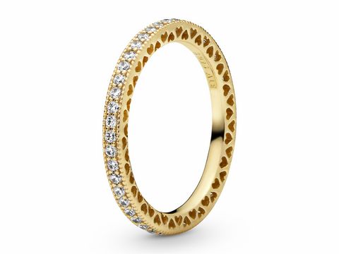 Pandora Zirkonia Ring in Gold mit der Artikelnummer 168655C01 in Größe 48, verziert mit Zirkonia Steinen und einem einzigartigen herzförmigen Design für einen eleganten Look.