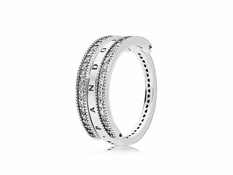79216991-0 Drehende Herzen Ring von PANDORA in Größe 48 mit edlem Design, verziert mit funkelnden Zirkonia-Steinen und dem Schriftzug PANDORA, ideal für besondere Anlässe.