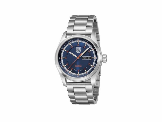 Luminox Land XL.1904 ATACAMA FIELD AUTOMATIC 1900 SERIES Armbanduhr mit silbernem Edelstahlarmband und blauem Zifferblatt, Datumsanzeige und markanten Zeigern, 44 mm Gehäusegröße.