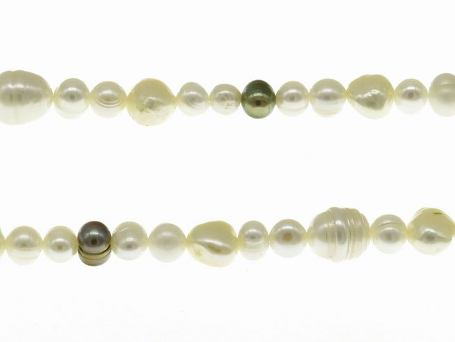 Perlenkette lang aus Süßwasser-Zuchtperlen in Weiß und Grün, 182 cm, mit variierenden Größen von 6,5 bis 10 mm, Hersteller Juwelier Harnisch, extra lang.