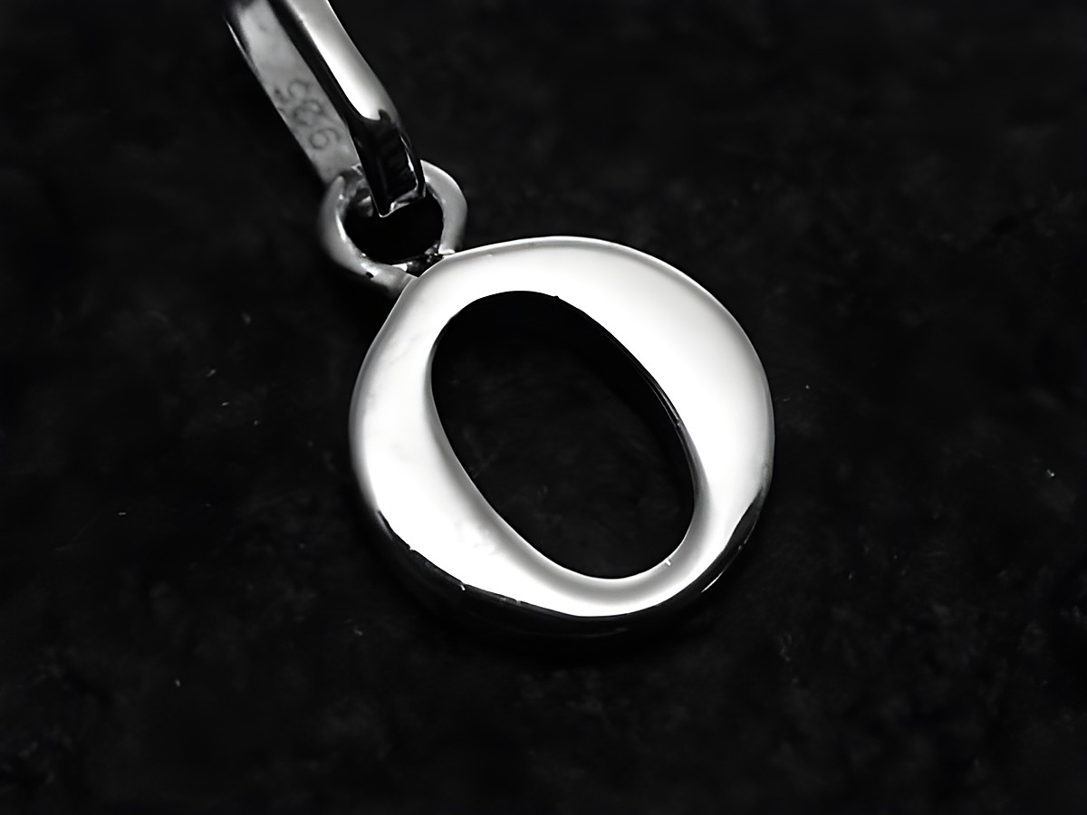 O-Buchstaben Anhänger aus 925 Sterling Silber, elegant und schlicht gestaltet, Hersteller Juwelier Harnisch, ideal als persönliches Schmuckstück oder Geschenk.