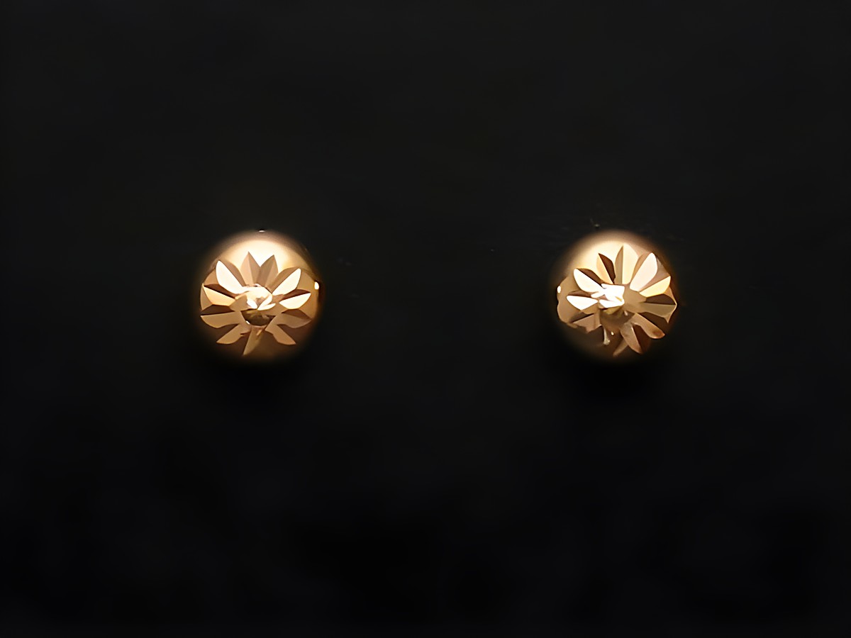 Ohrringe - 6,6 mm - Gold Ohrstecker vom Hersteller Juwelier Harnisch mit elegantem Design und floralem Muster, perfekt für jeden Anlass.