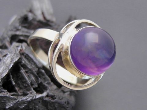 Goldring designorientiert in Gr. 56 mit einem runden, violetten Amethyst in Gold 333, hergestellt von Juwelier Harnisch, ideal bis Gr. 56/18.