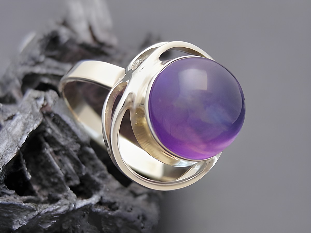 Goldring designorientiert in Gr. 56 mit einem runden, violetten Amethyst in Gold 333, hergestellt von Juwelier Harnisch, ideal bis Gr. 56/18.