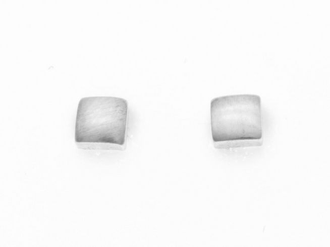 Ohrringe Raute aus Silber 925, dezent gestaltet, Hersteller Juwelier Harnisch, Ohrstecker ohne Stein, elegantes Design, ideal für jeden Anlass.