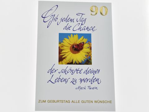 Geburtstagskarte mit einer strahlenden Sonnenblume und einem Schmetterling in der Mitte. Der Text zitiert Mark Twain und bietet gute Wünsche zum Geburtstag. Hersteller: Juwelier Harnisch.