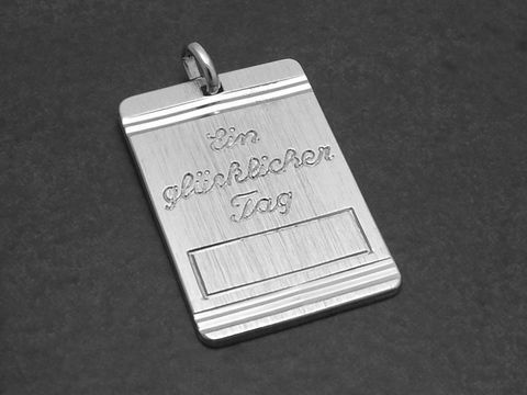 Gravur Silber Anhänger matt mit der Aufschrift Ein glücklicher Tag, Hersteller Juwelier Harnisch. Elegantes Design für besondere Anlässe und als Geschenk.