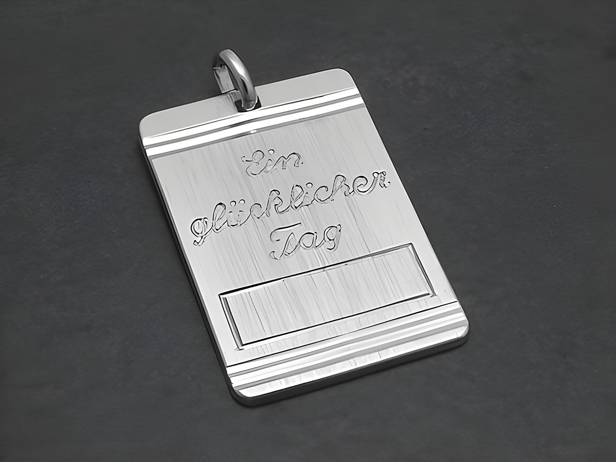Gravur Silber Anhänger matt mit der Aufschrift Ein glücklicher Tag, Hersteller Juwelier Harnisch. Elegantes Design für besondere Anlässe und als Geschenk.
