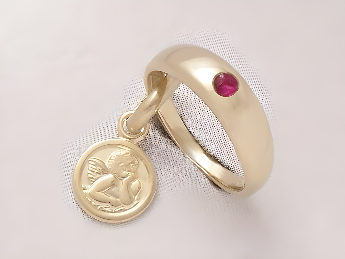 Taufring aus Gold 333 mit einem Schutzengel-Anhänger und einem Rubin. Hersteller Juwelier Harnisch, elegantes Design mit besonderem Engel-Motiv. Perfekt als Geschenk zur Taufe.